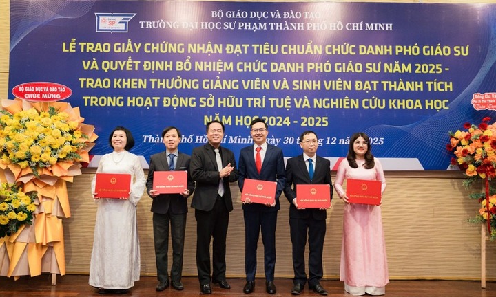 Tin tức giáo dục 24h: Trường Đại học Sư phạm TP.HCM bổ nhiệm 5 Phó Giáo sư