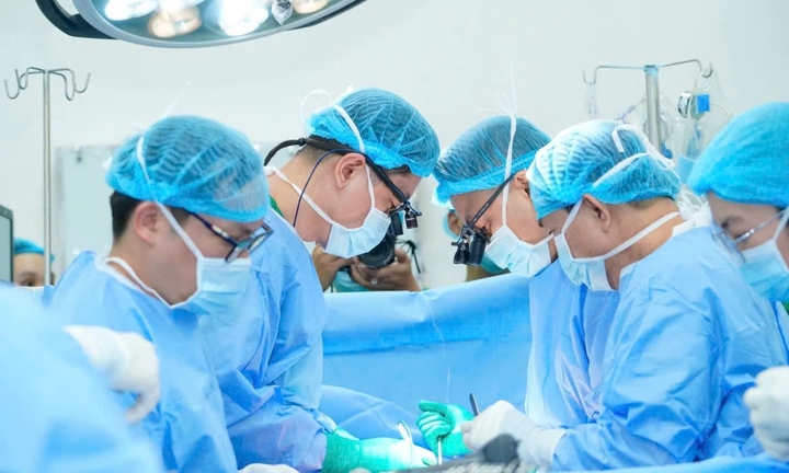 Cuộc phẫu thuật “chạy đua tử thần” cứu sống bé trai 15 tuổi