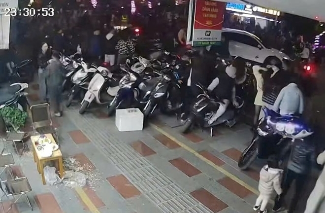 Ô tô mất lái đâm loạt xe máy, người dân đi xem pháo hoa tại Hải Phòng, tài xế cố thủ trên xe