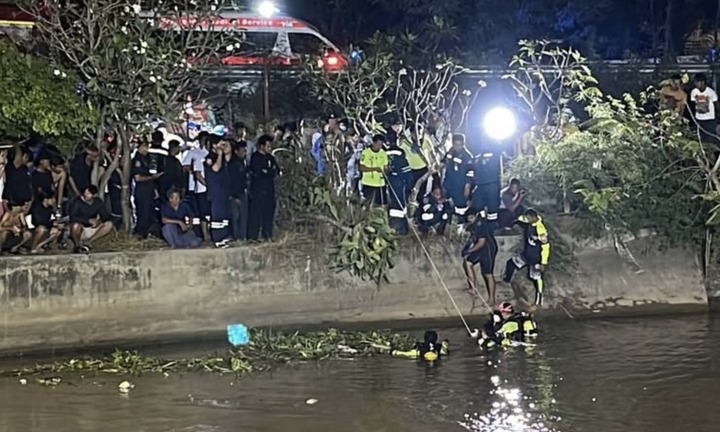 Xe bán tải mất lái lao xuống kênh nước, 6 người tử vong thương tâm ở Thái Lan