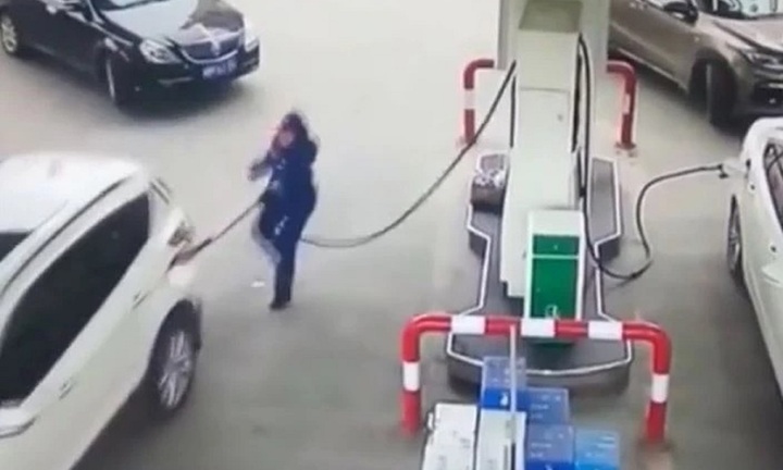 Clip: Bất cẩn khi đổ nhiên liệu, nữ tài xế kéo sập cột xăng giữa trạm