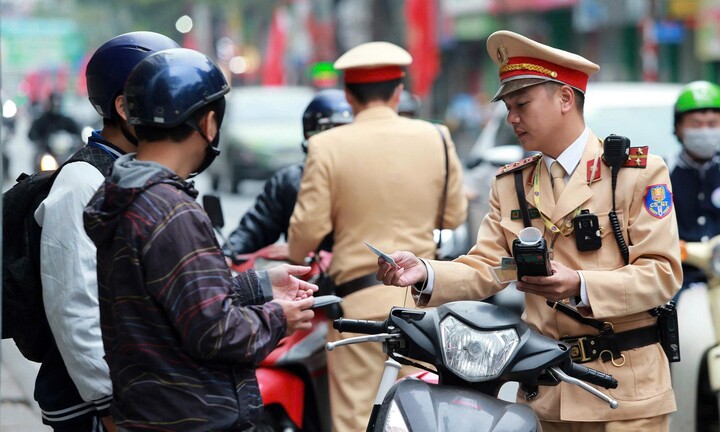 Hà Nội: Hơn 340 trường hợp vi phạm nồng độ cồn bị xử lý trong hai ngày nghỉ Tết Dương lịch