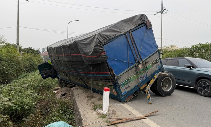 Hiện trường tai nạn liên hoàn 4 ô tô ở Hà Nội, 3 xe biến dạng
