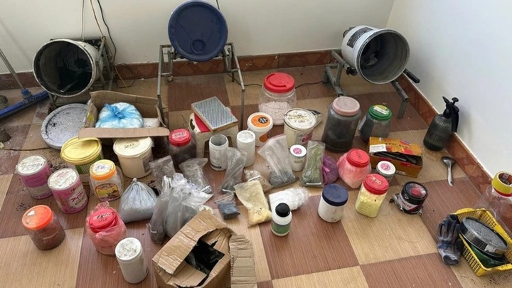 Dùng cả máy trộn bê tông để trộn thuốc pháo, 13 đối tượng bị bắt giữ 