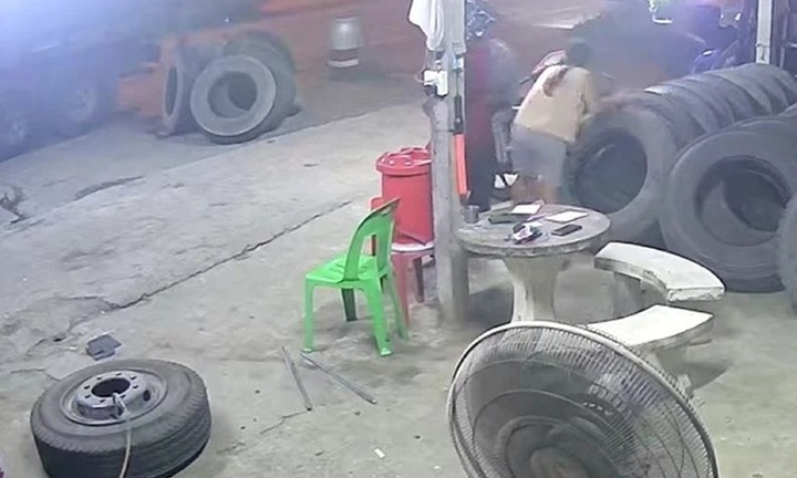 Clip: Lốp ô tô phát nổ như bom tại tiệm sửa chữa khiến ai nấy hoảng sợ bỏ chạy