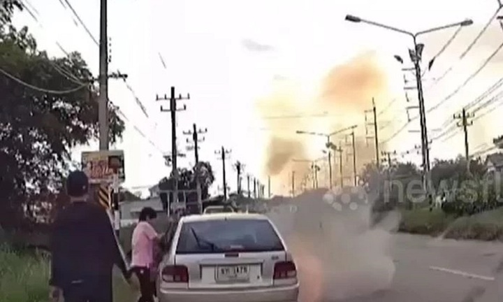 Clip: Ô tô bất ngờ bốc cháy dữ dội, nữ tài xế hoảng loạn tháo chạy