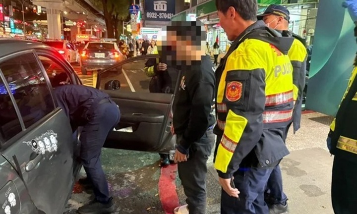 Cãi nhau với bạn trai, người phụ nữ nhảy ra khỏi xe ô tô trong tình trạng khiến ai cũng ngỡ ngàng
