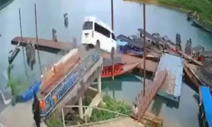 Clip: Ô tô bất ngờ mất phanh, tông xuyên rào chắn rồi lao xuống đập nước