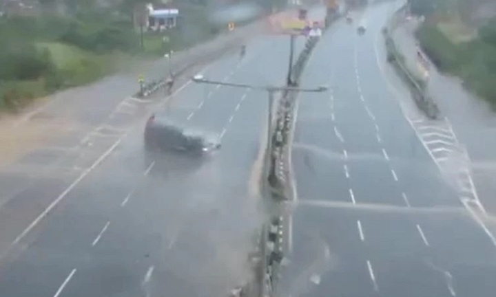 Clip: Ô tô mất lái trên cao tốc, đâm vào dải phân cách, lộn nhiều vòng như trong phim