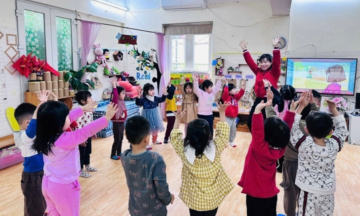 Hà Nội rét đậm 10 độ C, nhiều trường học hạn chế học sinh hoạt động ngoài trời