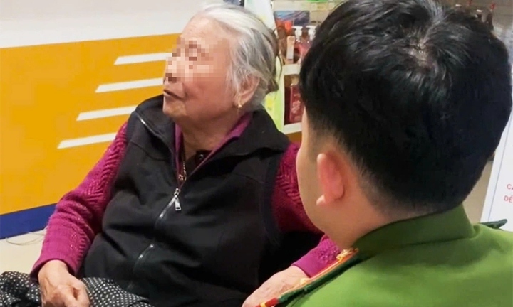 Cụ bà U80 đi rút 300 triệu đồng để chứng minh... không buôn ma túy