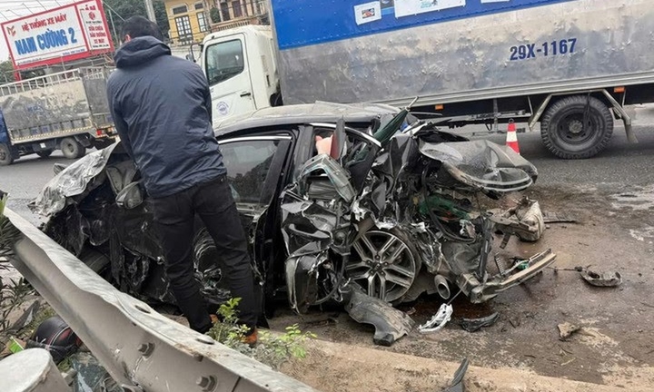 2 người thoát chết thần kỳ trong vụ xe ô tô bị