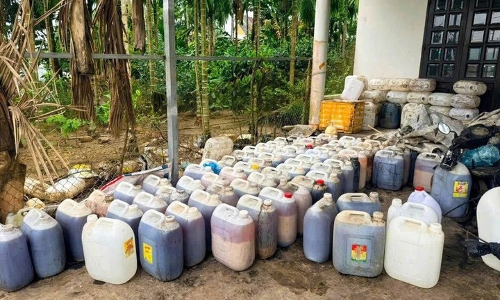 Ngăn chặn gần 2 tấn dầu ăn, mỡ heo đã qua sử dụng, chuẩn bị bán ra thị trường ở Quảng Ngãi