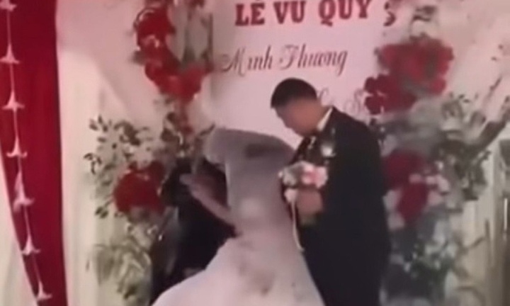 Xôn xao clip cô dâu, chú rể ở Ninh Bình bị hắt mắm tôm trong đám cưới, hé lộ nguyên nhân