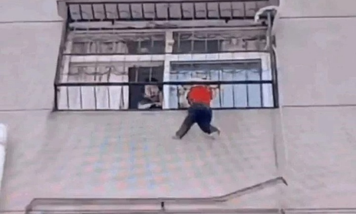 Clip: Nghẹt thở khoảnh khắc cứu bé gái 2 tuổi mắc kẹt ngoài cửa sổ tầng 5