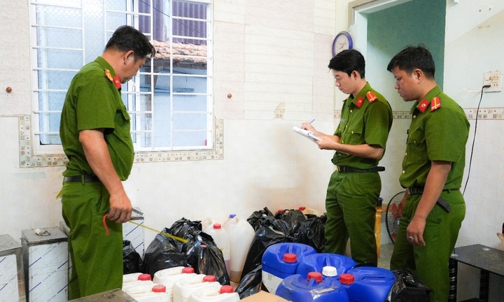 Triệt phá đường dây sản xuất, mua bán nước hoa giả ở Cần Thơ