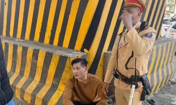 Hà Nội: CSGT khống chế đối tượng nghi cướp điện thoại trên phố Hạ Đình