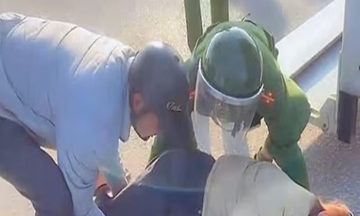Nữ sinh bị tai nạn bất tỉnh bên đường và hành động kịp thời của chiến sĩ công an