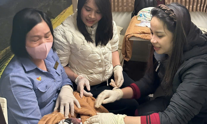 Tiếp viên đường sắt hỗ trợ sản phụ sinh con an toàn trên tàu ra Hà Nội