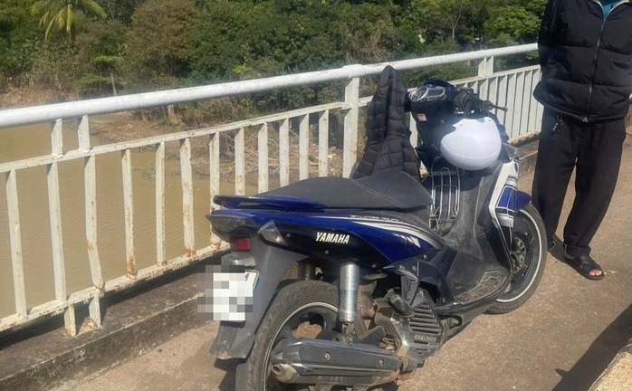 Tìm kiếm nam sinh viên mất tích, để lại xe máy, giấy tờ tùy thân trên cầu ở Đắk Lắk