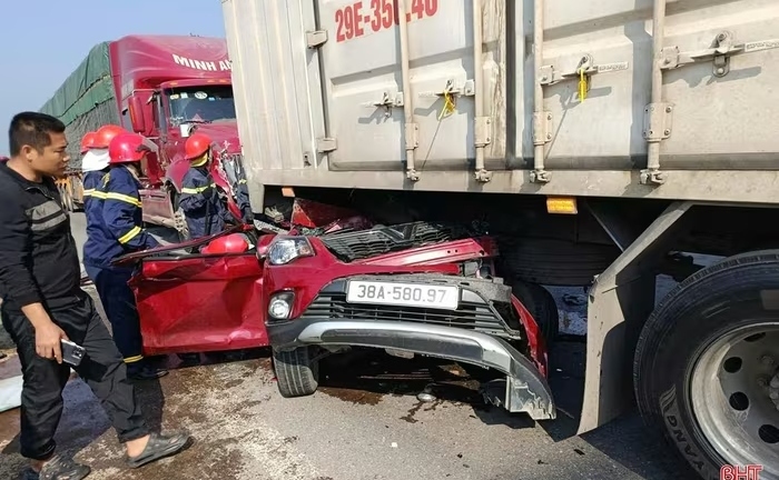 3 người bị thương sau tai nạn liên hoàn giữa 4 ô tô ở Hà Tĩnh