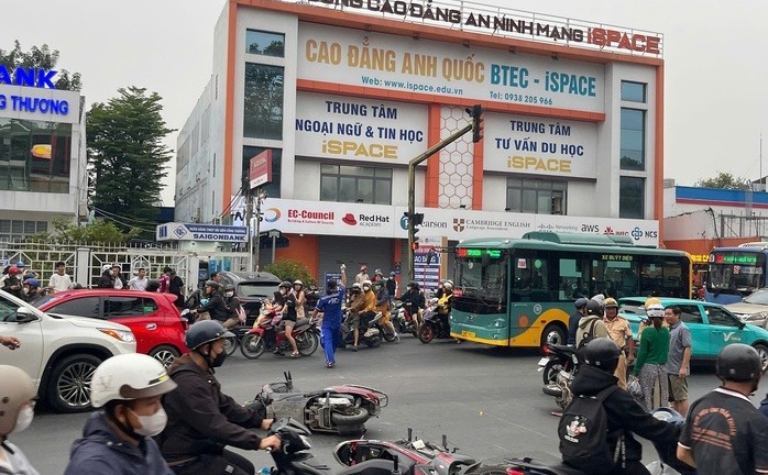 Vụ ô tô 5 chỗ tông loạt xe máy ở giao lộ tại TP.HCM: Hé lộ nguyên nhân