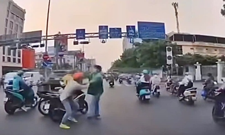 Xác minh vụ 2 người đàn ông dùng mũ bảo hiểm đánh nhau giữa đường ở TP.HCM