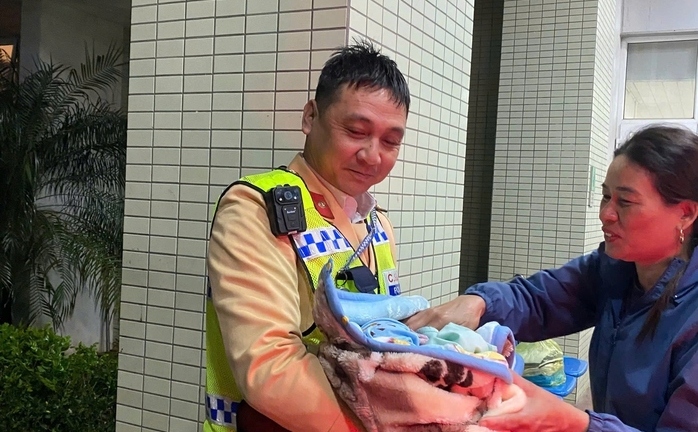  Sản phụ bất ngờ sinh con trên xe tuần tra của Cảnh sát giao thông ở Quảng Trị đang đưa đi cấp cứu