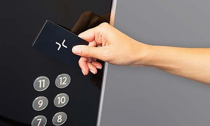 Chiếc thẻ ra vào chung cư làm lộ bí mật ngoại tình của chị gái tôi