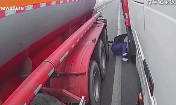 Clip: Đứng tim cảnh tài xế ô tô vừa chui ra khỏi gầm xe, bất ngờ bị xe bồn lao tới tông trúng