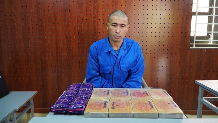 Bắt Tráng A Páo -  đối tượng vận chuyển 10 bánh ma túy ở Điện Biên