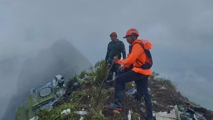 Indonesia tìm thấy xác máy bay chở 11 người 