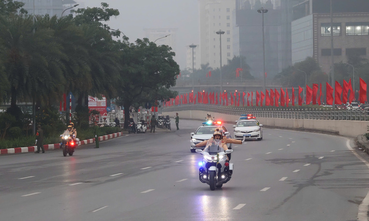 Clip: Lực lượng CSGT làm nhiệm vụ dẫn đoàn, giữ vững trật tự an toàn giao thông phục vụ Đại hội XIV của Đảng