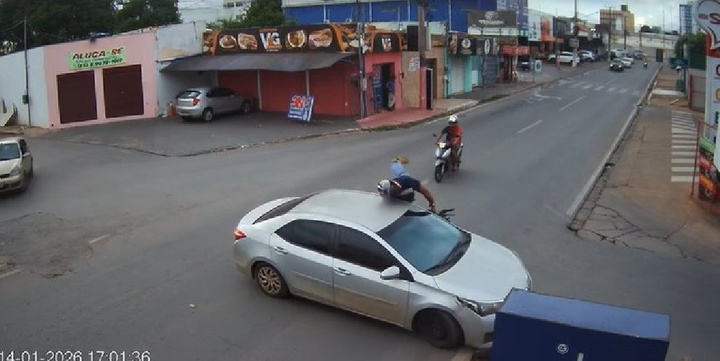 Clip: Nam thanh niên văng lên nóc ô tô sau cú đâm trực diện tại ngã tư