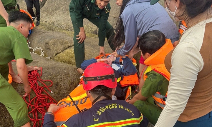 Cứu 2 du khách nước ngoài bị sóng cuốn trôi vào hốc đá khi tắm biển ở Đắk Lắk