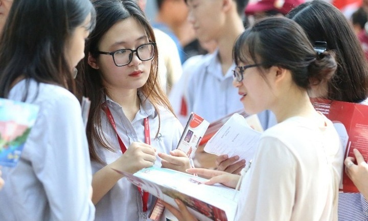 Kỳ thi lớp 10 THPT: Áp lực từ “cửa hẹp” trường công và bài toán phân luồng thực chất