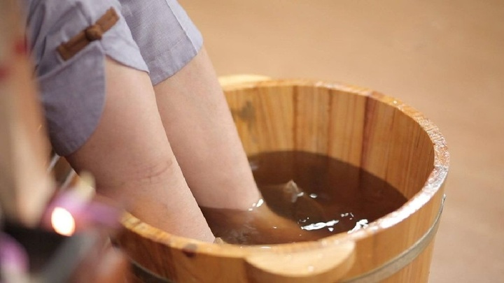 Người đàn ông cấp cứu sau khi ngâm chân nước lá đun sôi chữa viêm da cơ địa