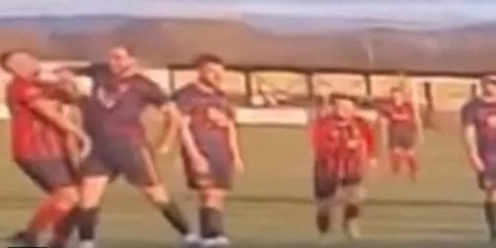 Clip: Thúc cùi chỏ vào mặt đối thủ, cầu thủ nhận hậu quả nặng nề