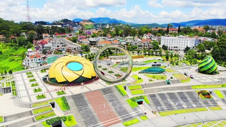 Kinh nghiệm check in, khám phá quảng trường Lâm Viên Đà Lạt