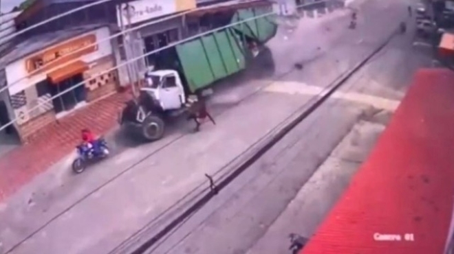 Clip: Xe chở rác hỏng phanh, tông liên hoàn nhiều phương tiện trên phố, 8 người thương vong