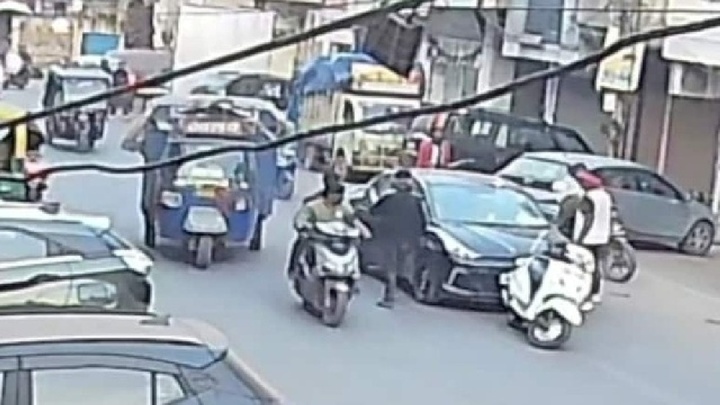 Clip: Người phụ nữ bị nhóm bịt mặt kéo khỏi ô tô ngay giữa đám đông