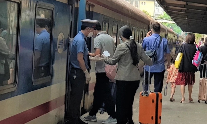 Hành khách bỏ quên hơn 2.000 USD trên tàu hỏa và cái kết bất ngờ