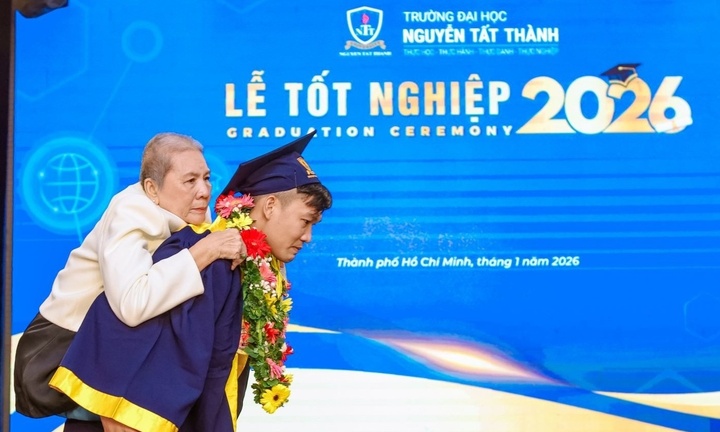 Chàng sinh viên cõng mẹ lên nhận bằng tốt nghiệp và câu chuyện phía sau khiến nhiều người rơi nước mắt