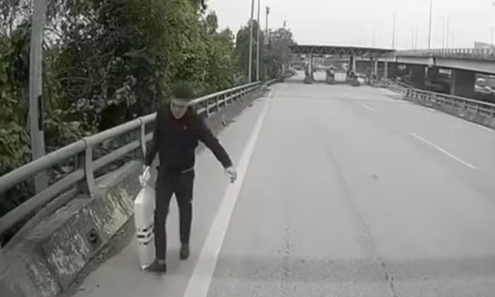 Vô tình nhặt được bao tải chứa 1 tỷ đồng trên cao tốc, 3 người đàn ông ở Bắc Ninh bất ngờ quay xe