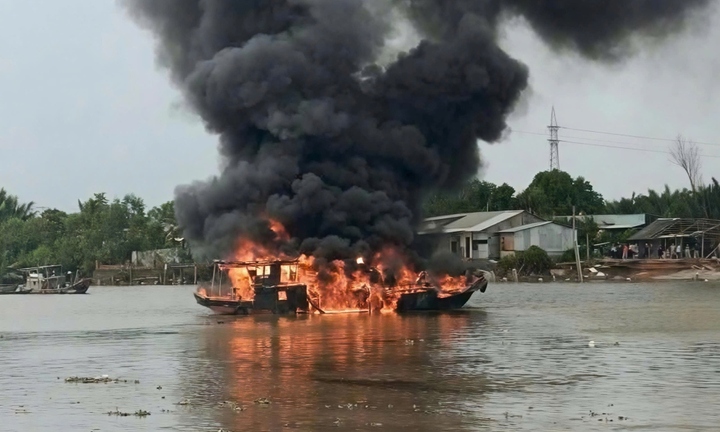 Nổ bình gas gây cháy ghe trên sông ở Tây Ninh, một người bị bỏng 
