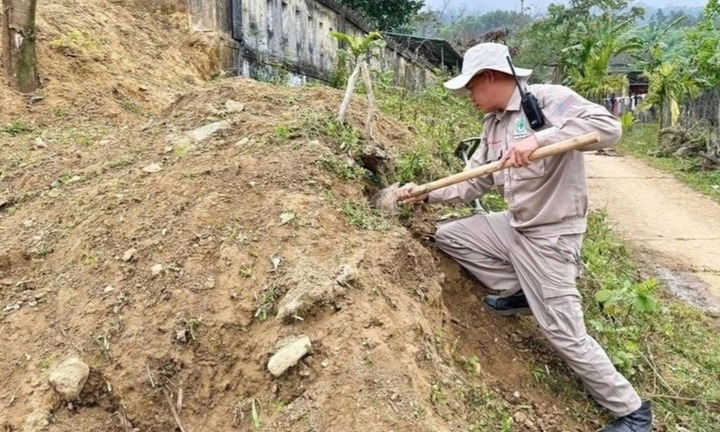 Phát hiện bom chùm, súng phóng lựu gần cổng trường học ở Huế