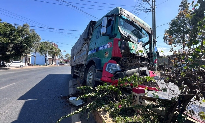 Xe tải nghi mất phanh, gây tai nạn liên hoàn ở Đắk Lắk