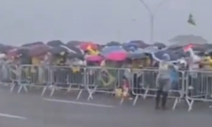 Clip: Sét đánh trúng đoàn người tập trung trên đường, nhiều nạn nhân nguy kịch 