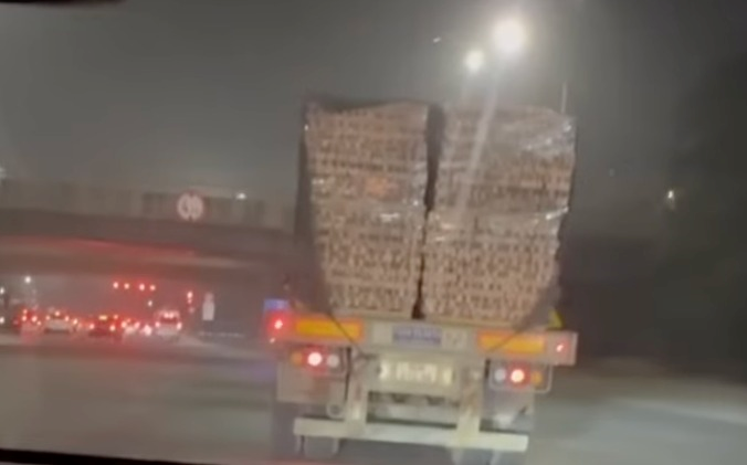 Xử phạt tài xế xe container chở 25 kiệu gạch chênh vênh trên đường ở Hà Nội