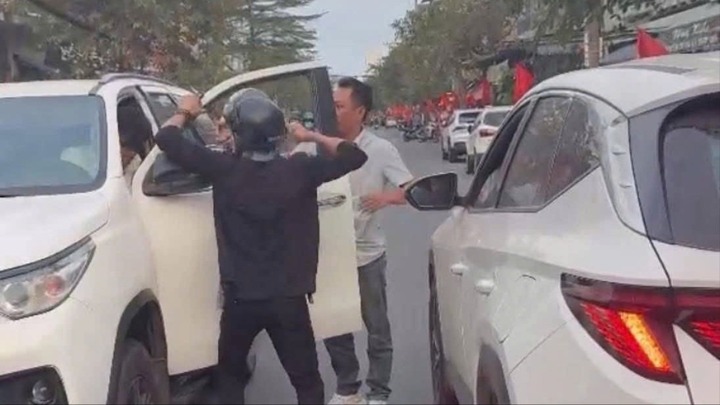 Bắt tạm giam đối tượng chặn đầu xe ô tô, đấm tài xế giữa phố Đà Nẵng